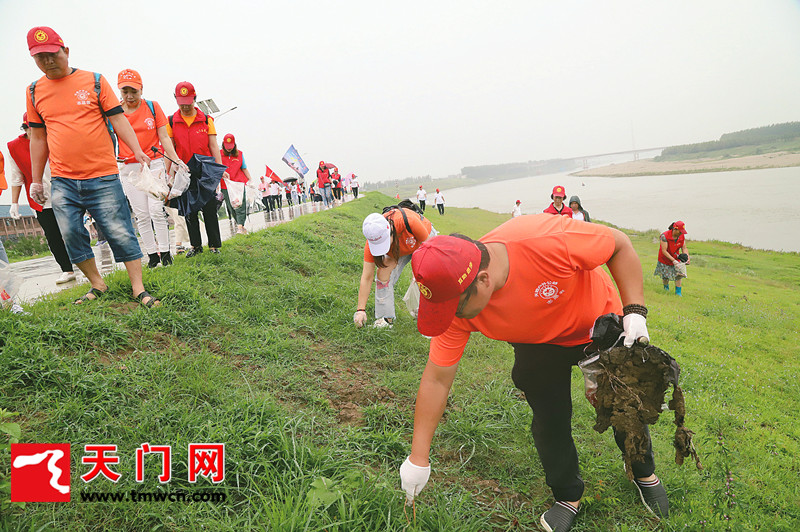 漢江岳口段清理垃圾.jpg